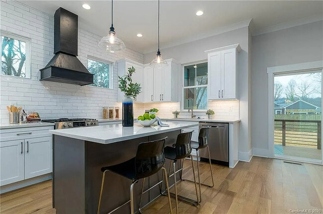 Luxurious, Modern Farmhouse in Belmont wit... - Luxurious, Modern Farmhouse in Belmont wit...