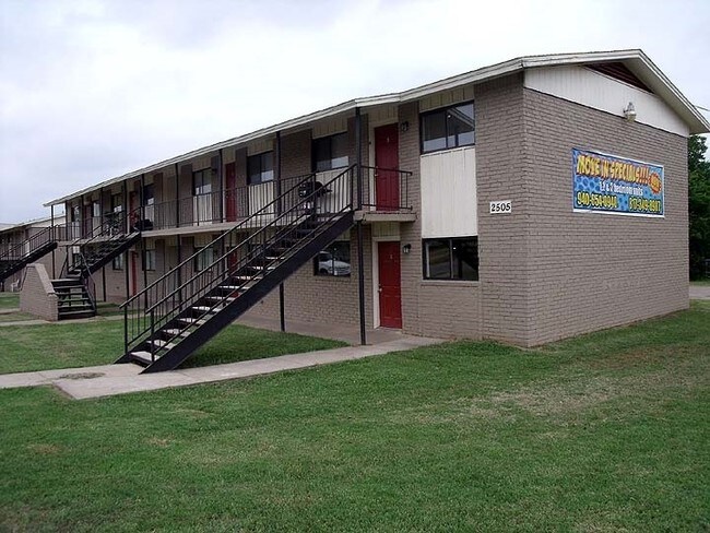 Oak Ridge Apartments - Oak Ridge Apartments