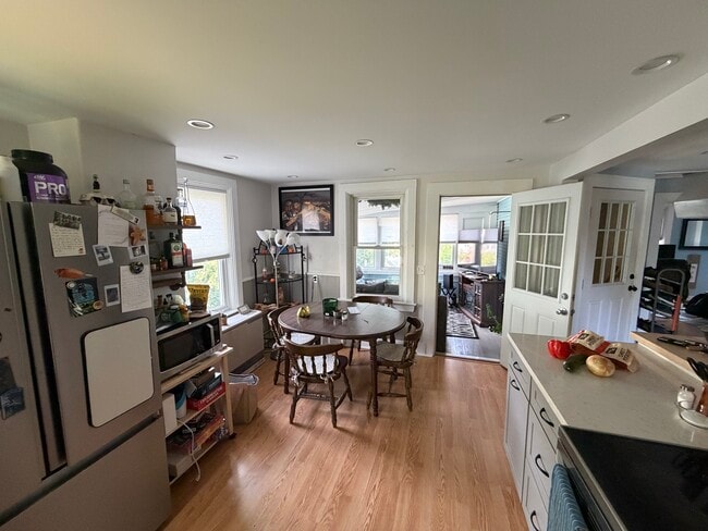Kitchen dining - 39 Maple St Unit B