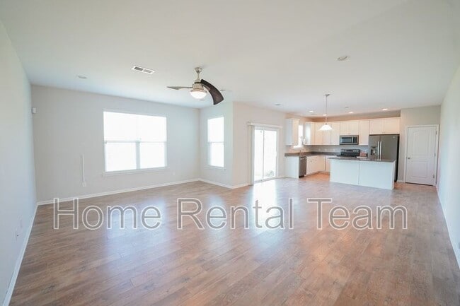 Photo - 215 Shelton St