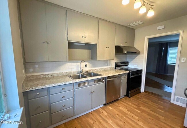 Photo - 320 W Plumb Ln