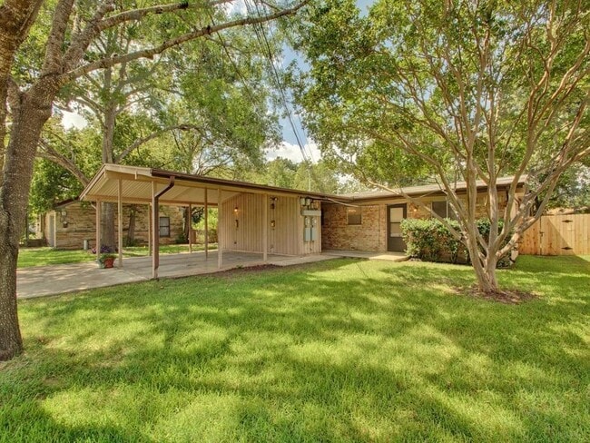 Building Photo - 8516 Hathaway Dr