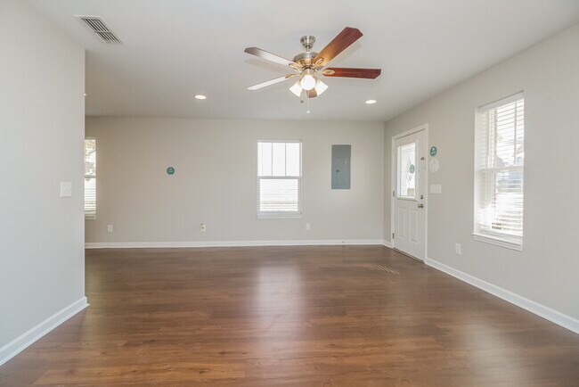 328 School House Ct