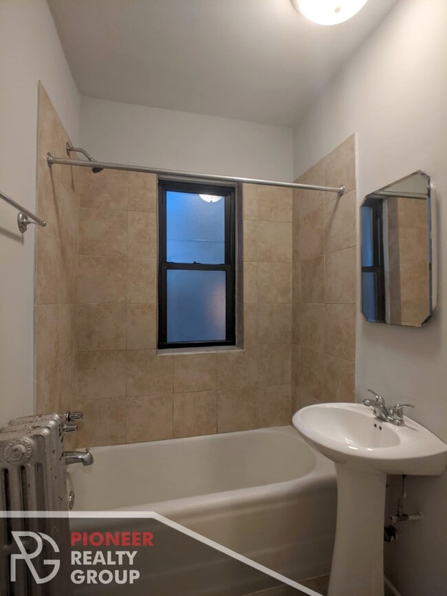 4641 N Paulina St Unit 203