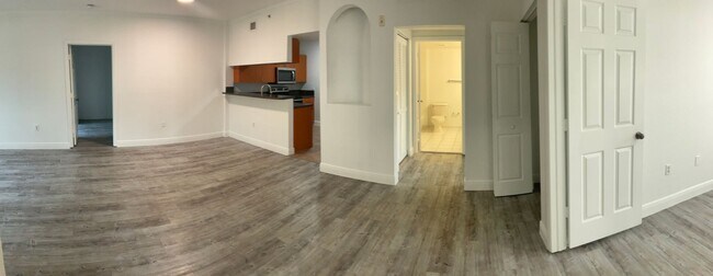 Photo - Enjoy up to 2-Months Free + $75 App Credit Unidad 10132-B2 - New Yorker