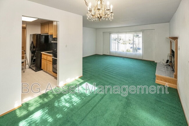 Photo - 2901 Doidge Ave