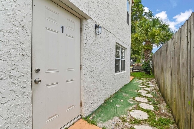 Photo - 515 Putnam Rd