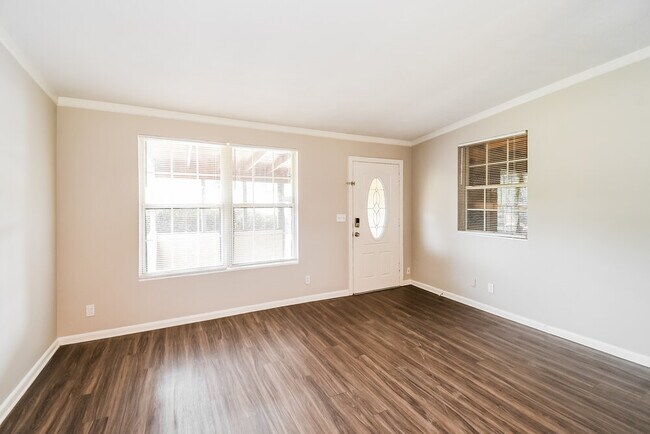 Photo - 1120 Skye Dr W