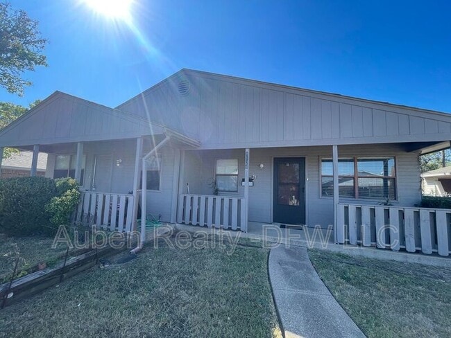 Building Photo - 1106 Suburban Dr