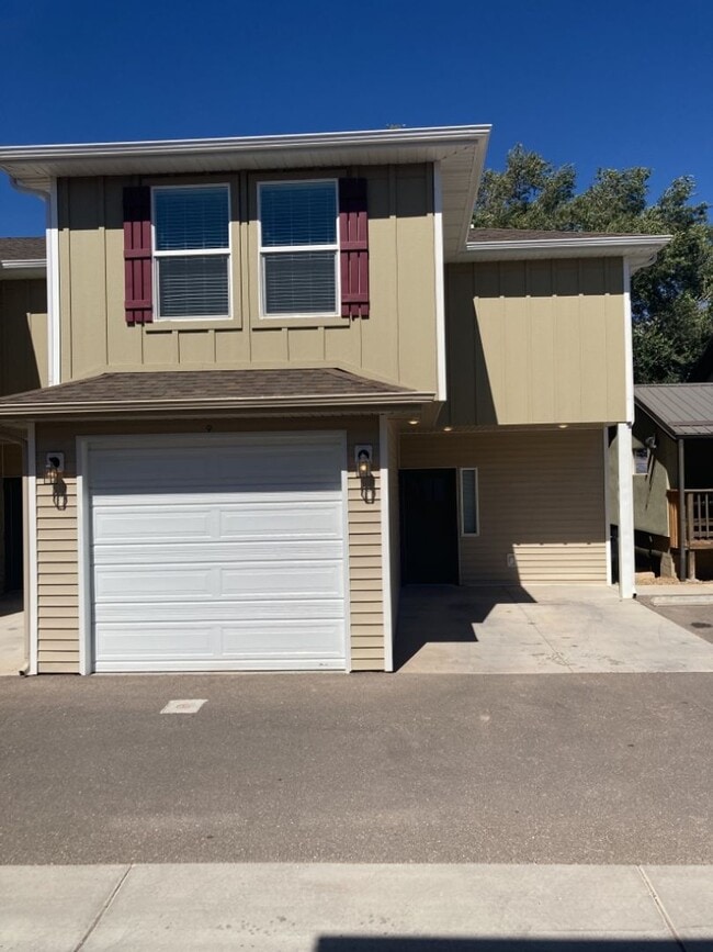 Building Photo - Move-In Discount! 2 Bedroom + Den/Office 2... Rental