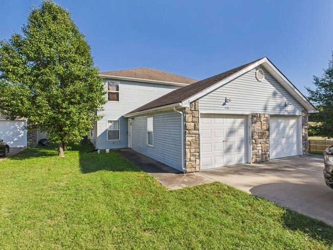Building Photo - 402 Elliott Ln