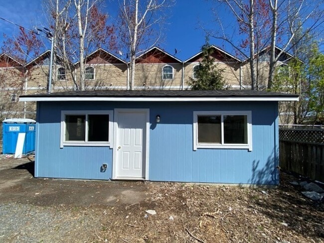Building Photo - M343/345 Unit 343