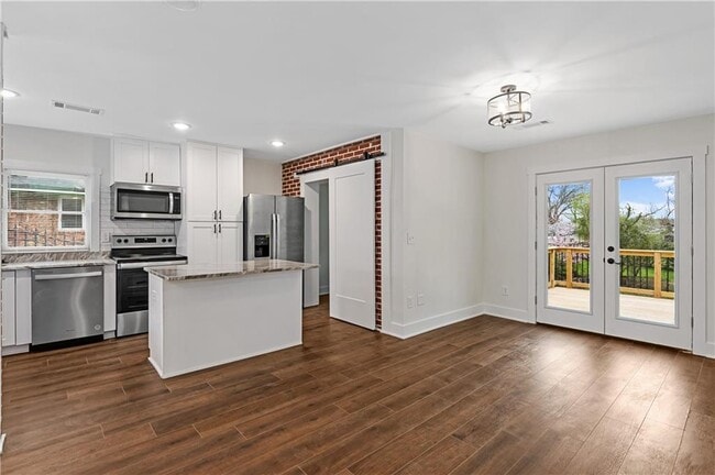 Photo - 668 Custer Ave SE