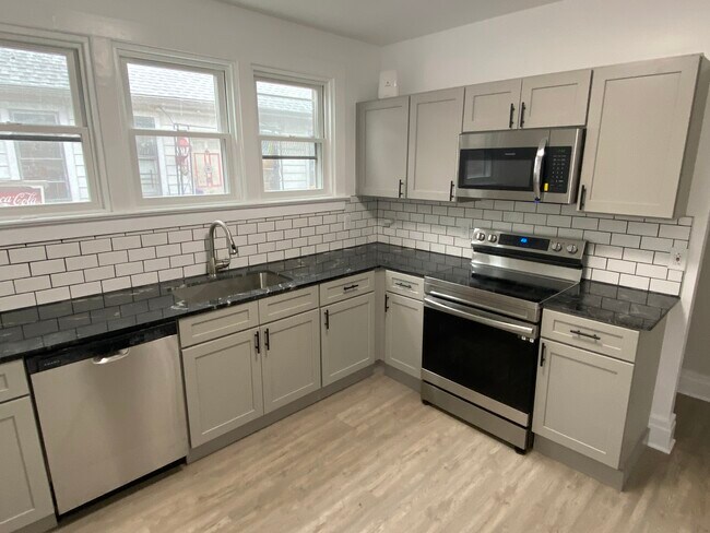 Building Photo - 140 Elmwood Ave Unit 1st floor rear Rental