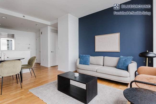 Photo - 635 W 42nd St Unidad FL44-ID1475