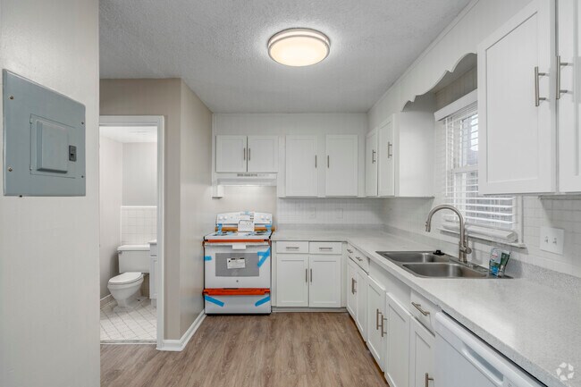 Linville Falls (Townhouse Style) 3BR, 1.5BA - 1,320SF - Kitchen - Sharon West