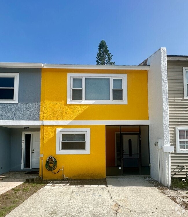 Building Photo - Lovely 2/1.5 Townhouse