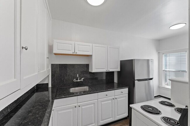 Building Photo - 1856 Spruce St Unit 06