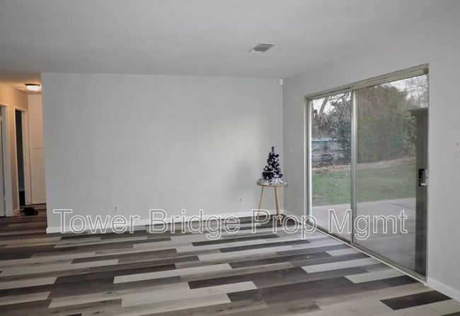 Photo - 10666 Van Stralen Way