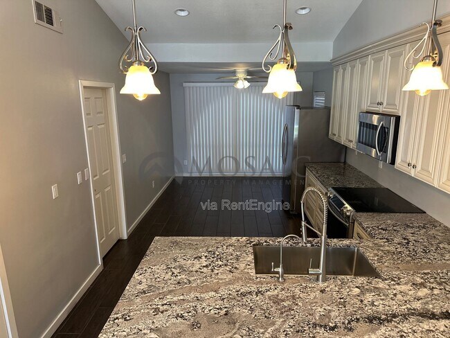 Photo - 411 N Leoma Ln