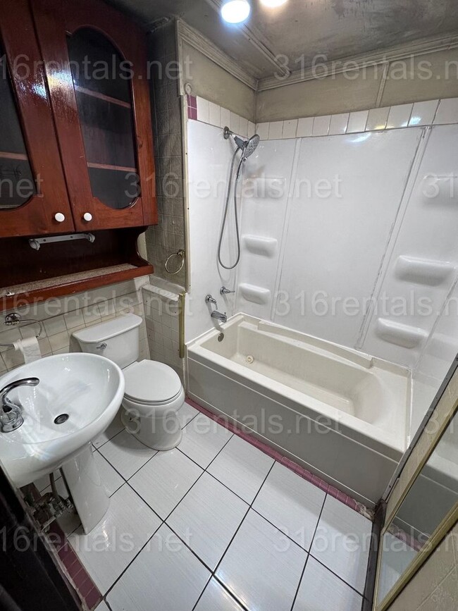 Building Photo - $995 - 3 bed 2 bath - Beautiful Home in De...