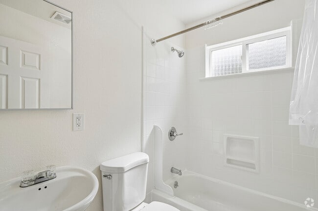 2BR, 1BA - 868SF - Bathroom