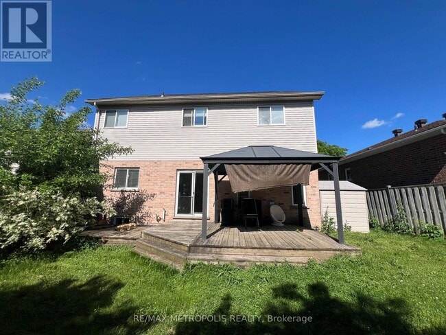 Photo - 144 Meadowoak Crescent