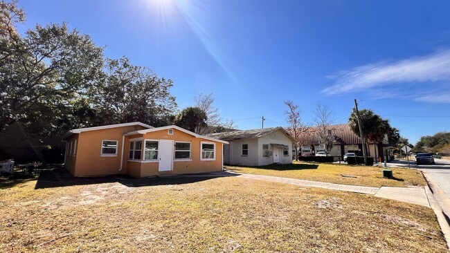 Building Photo - Charming 2 Bedroom and 1 Bath Home with a BONUS ROOM in Winter Garden! Washer and Dryer Included!