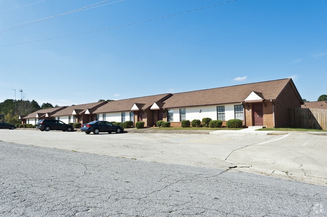 English Village Apartments - English Village Apartments