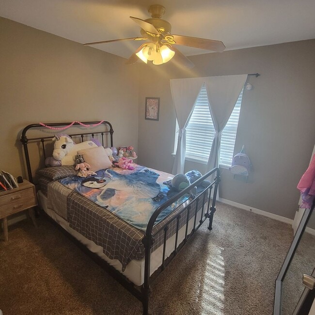 Photo - 4 Bedroom 2 Bath in Stockwell