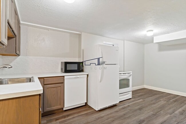 1332 36th St Unit Lower