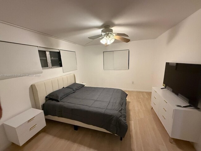 Photo - 301 186th St