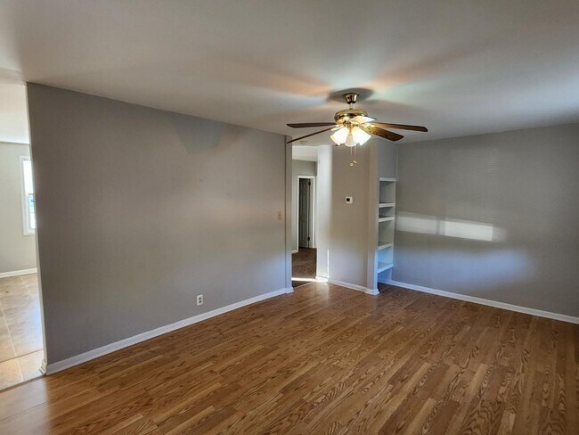 Photo - 1347 Levy Dr