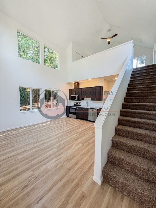 Photo - 2544 Gilbert St S