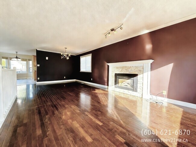 Photo - 9209-9213 213 St