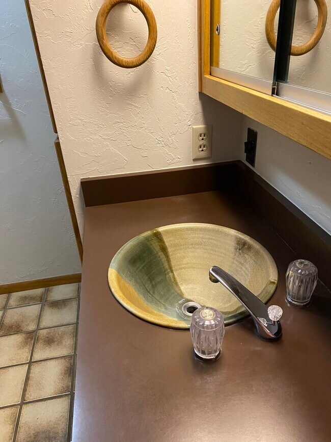 Bath - 1288 Cloud Cap Ave Unit 4