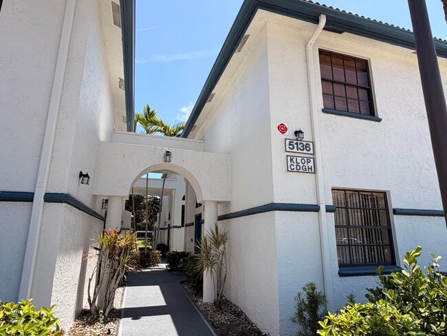 Building Photo - 5136 Floria Dr Unit G