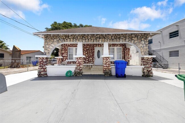 Building Photo - 1922 NW 4th St Unit A