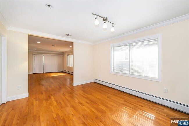 Photo - 500 Lewis St