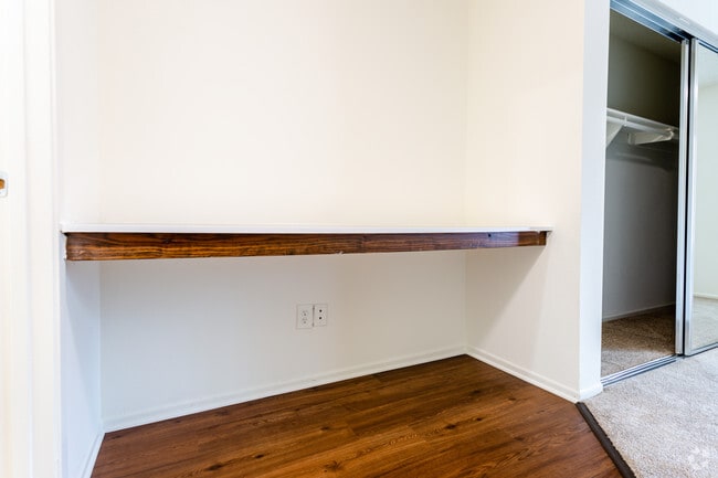 1BR, 1BA - 780 SF