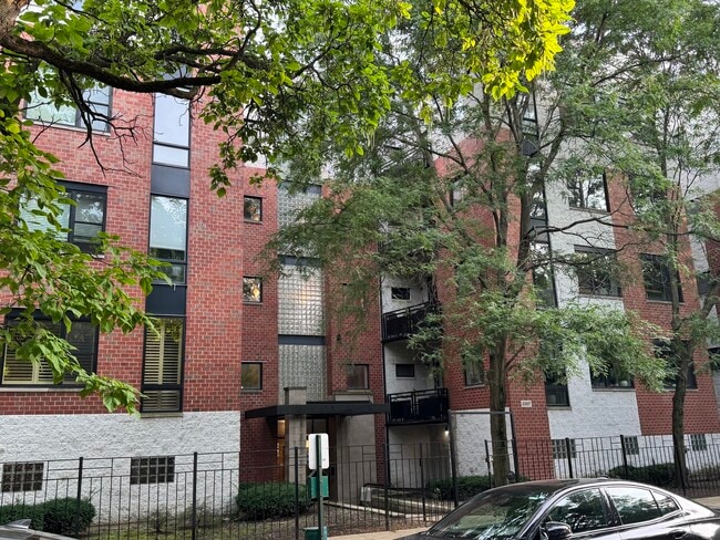 Building Photo - 2307 W Wolfram St Unit 214