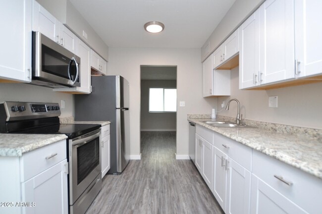 Photo - 2202 W Devonshire Ave Unit 3