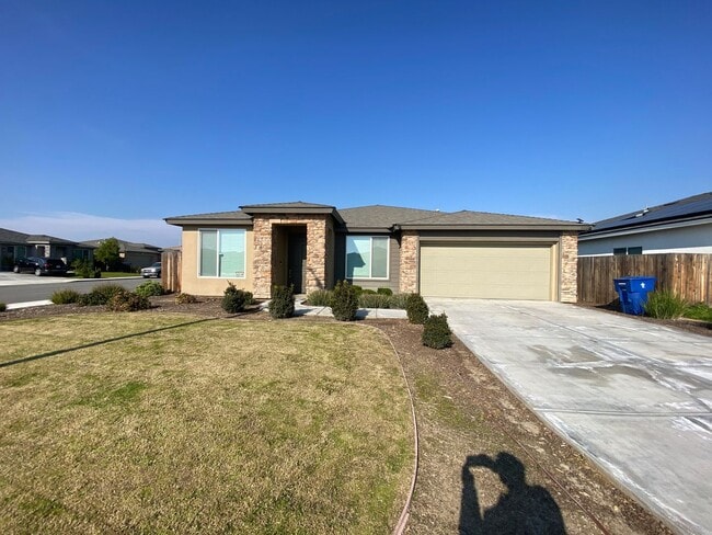 Building Photo - Welcome to the Best Deal in Town. Fully furnished 4 BD 2 BA house on a corner lot