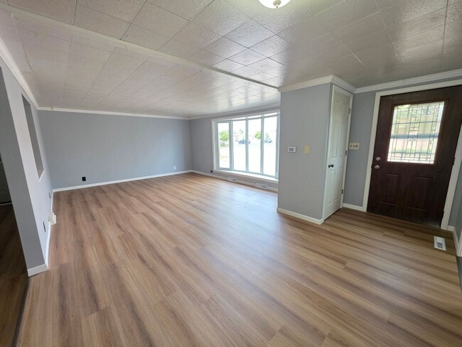 Building Photo - 3 Bed 1 Bath Single Family Home in Wiscons...