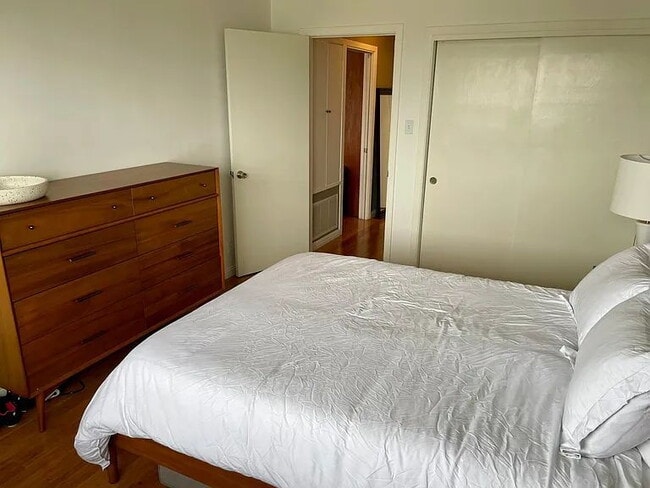 Photo - "Charming 1-Bedroom Sanctuary in San Francisco's Vibrant Heart - 600 Sq Ft of Cozy Comfort!"