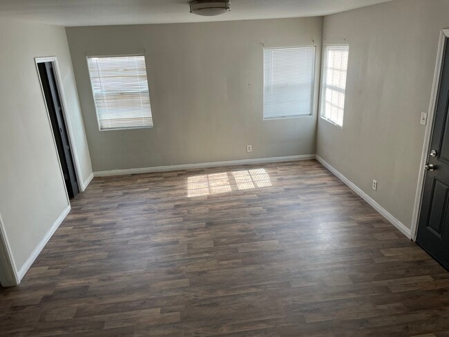 Photo - 5140 Newcastle Ave