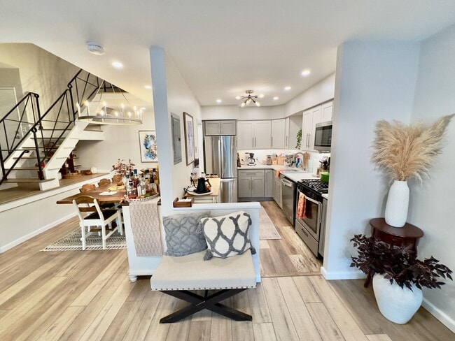 Photo - 361 Claremont Ave Unidad 16