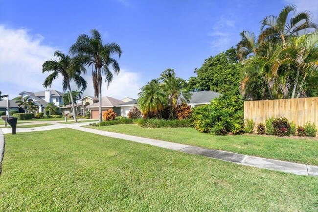 Photo - 691 Foresteria Ave