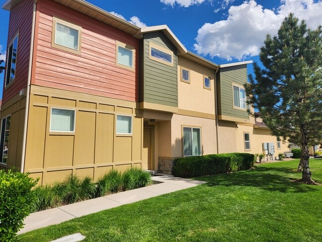 Building Photo - End Unit Townhome Available for Rent July 1st