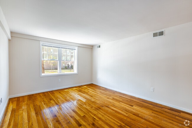 2BR, 1BA - 760SF